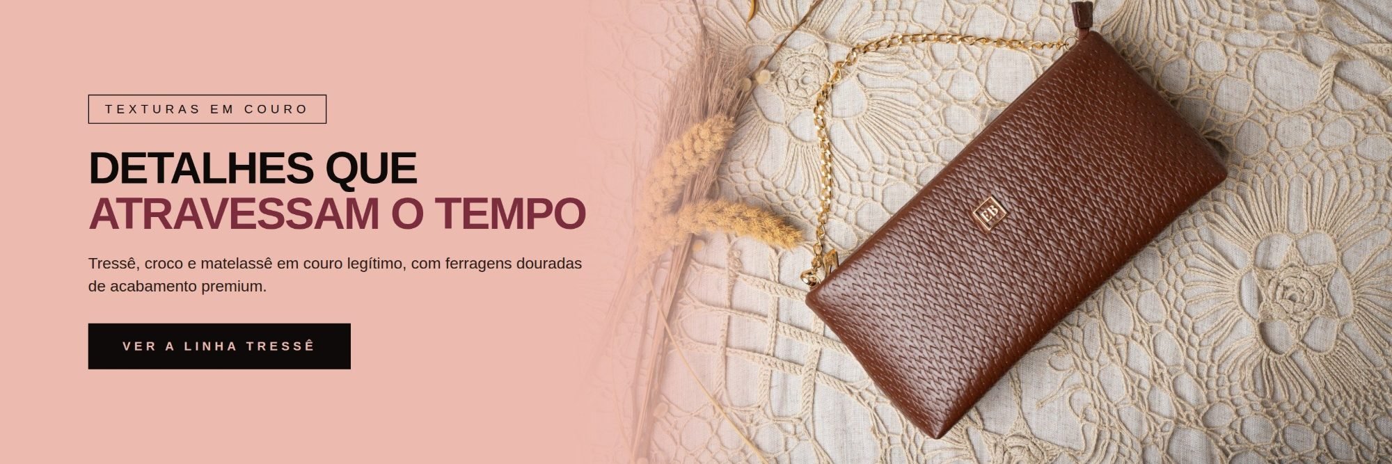 Clutch tressê marrom em couro legítimo com corrente dourada Edubolsas — detalhes que atravessam o tempo